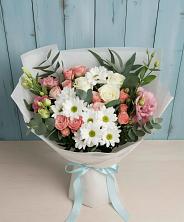 Букет цветов из:  Розы, Лизиантусы и Хризантемы в Новокасторное