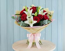 Букет цветов из:  Лилии и Розы в Новокасторное