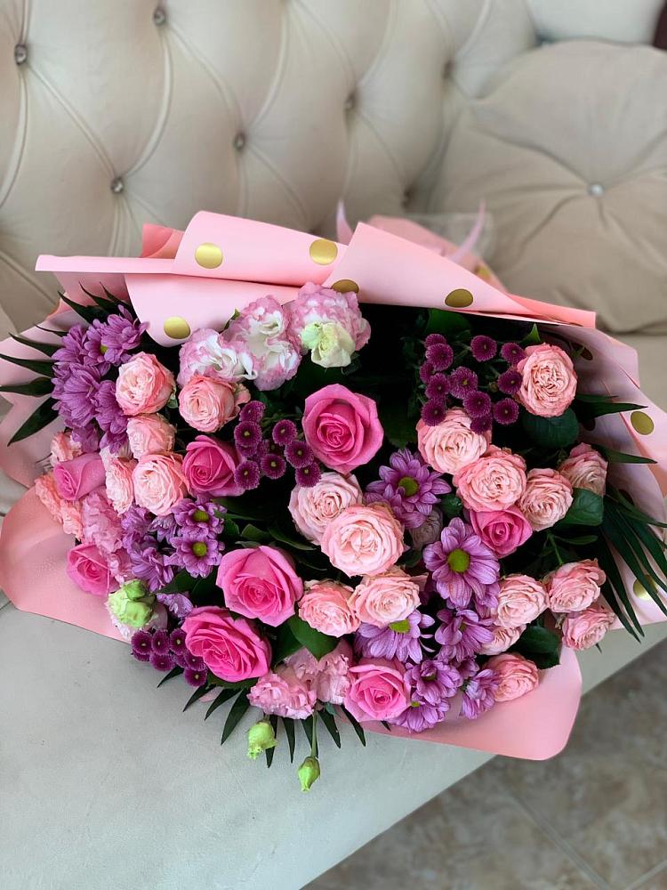 Букет цветов из: Хризантемы, Розы и Лизиантусы в Новокасторное