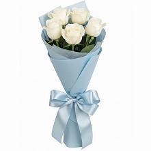 Букет 5 Белых роз Проуд в Новокасторное