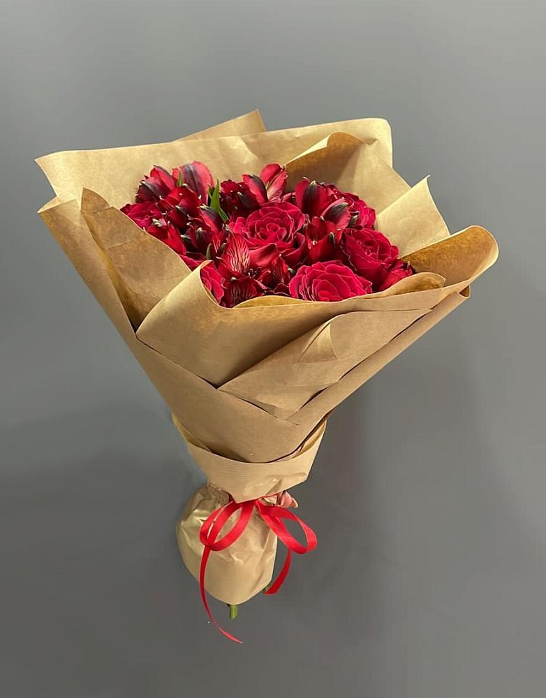 Букет цветов из: Альстромерии и Розы в Новокасторное