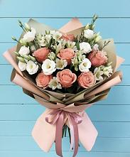Букет цветов из:  Розы, Альстромерии и Лизиантусы в Новокасторное