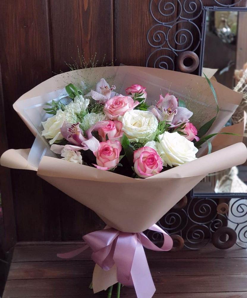 Букет цветов из: Гвоздики, Орхидеи, Розы и Хризантемы в Новокасторное