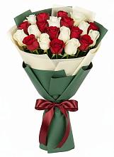 Букет Микс из красных и белых роз в Новокасторное