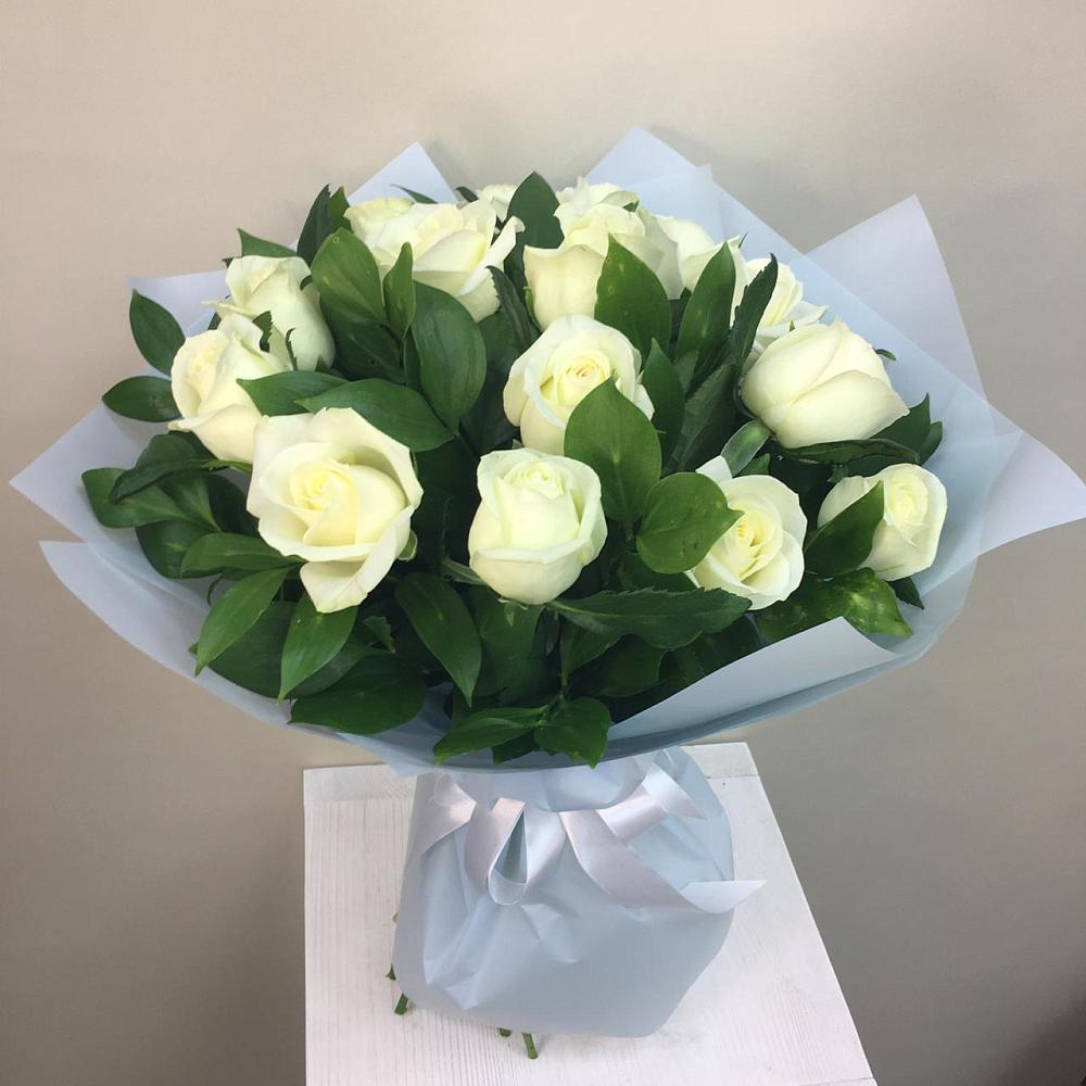 Букет 15 Белых роз Проуд в Новокасторное