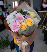 Букет цветов из:  Герберы, Розы и Хризантемы в Новокасторное