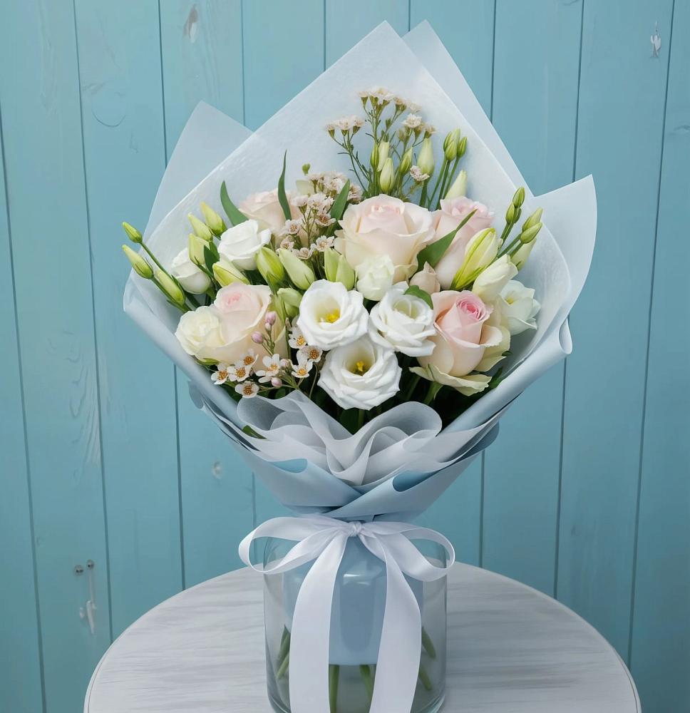 Букет цветов из: Розы и Лизиантусы в Новокасторное