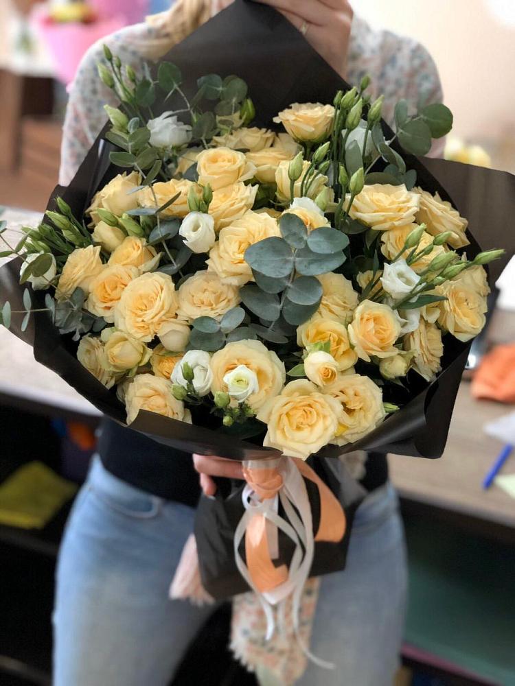 Букет цветов из: Розы и Лизиантусы в Новокасторное