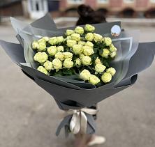 Букет Белые кустовые розы Солинеро в Новокасторное