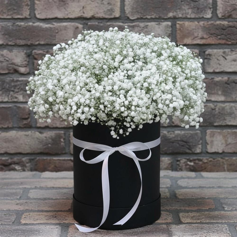 Цветочная композиция из Гипсофила в шляпной коробке в Новокасторное