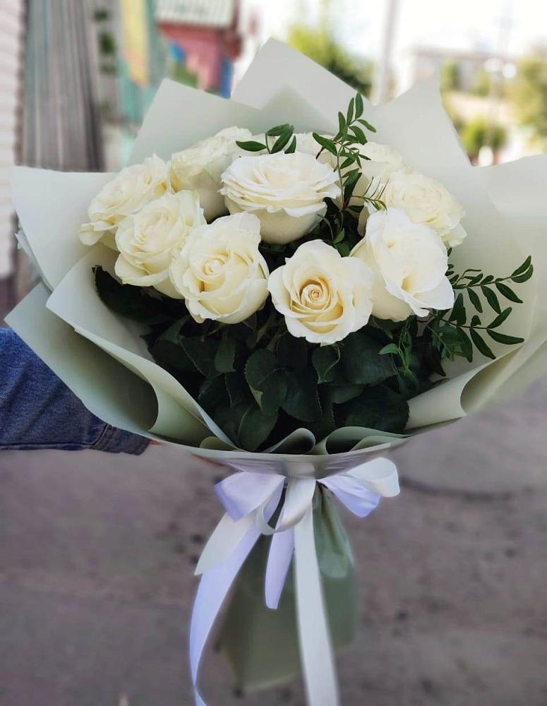 Букет Белые розы Проуд в Новокасторное