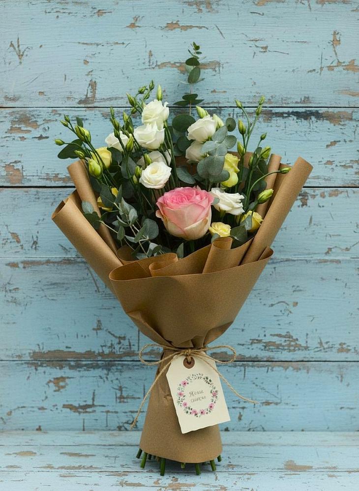 Букет цветов из: Розы и Лизиантусы в Новокасторное