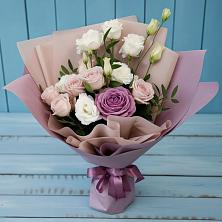 Букет цветов из:  Розы и Лизиантусы в Новокасторное