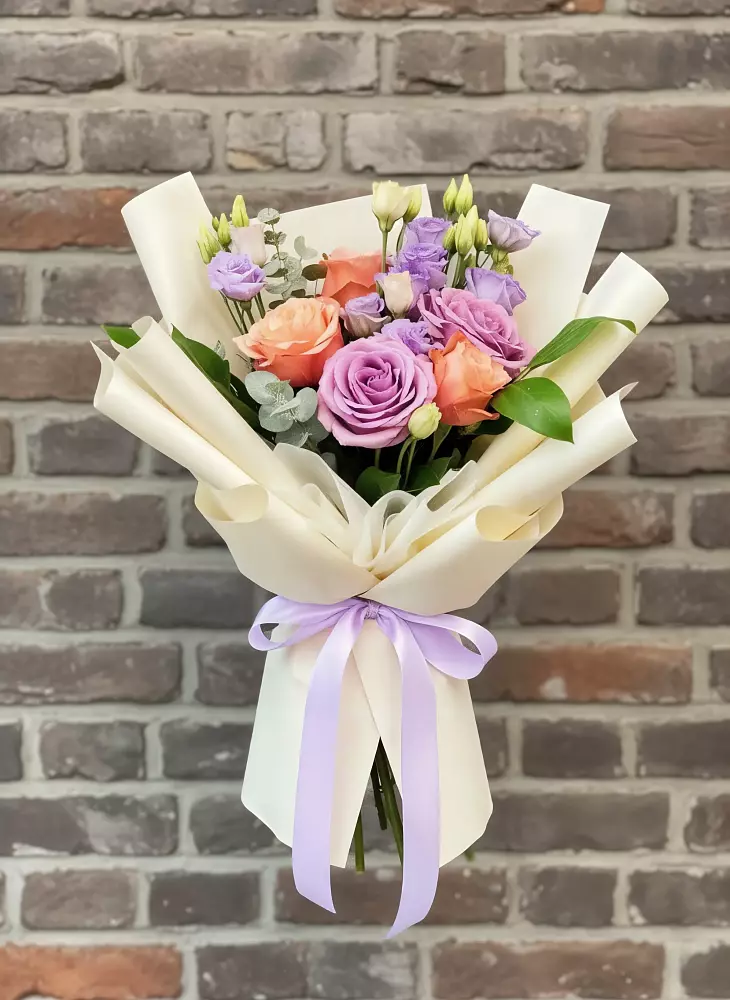 Букет цветов из: Лизиантусы и Розы в Новокасторное