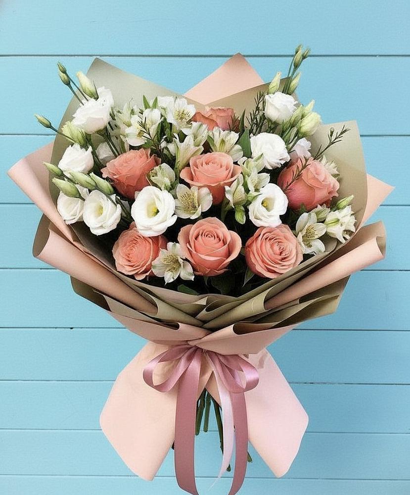 Букет цветов из: Розы, Альстромерии и Лизиантусы в Новокасторное