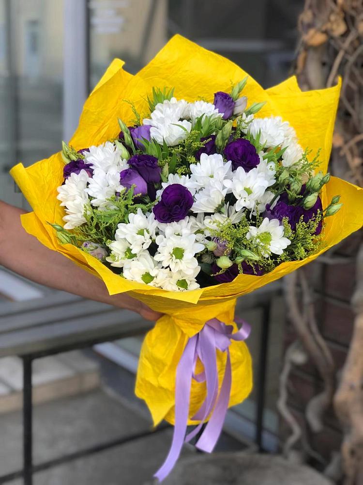 Букет цветов из: Ирисы, Хризантемы и Ромашки в Новокасторное
