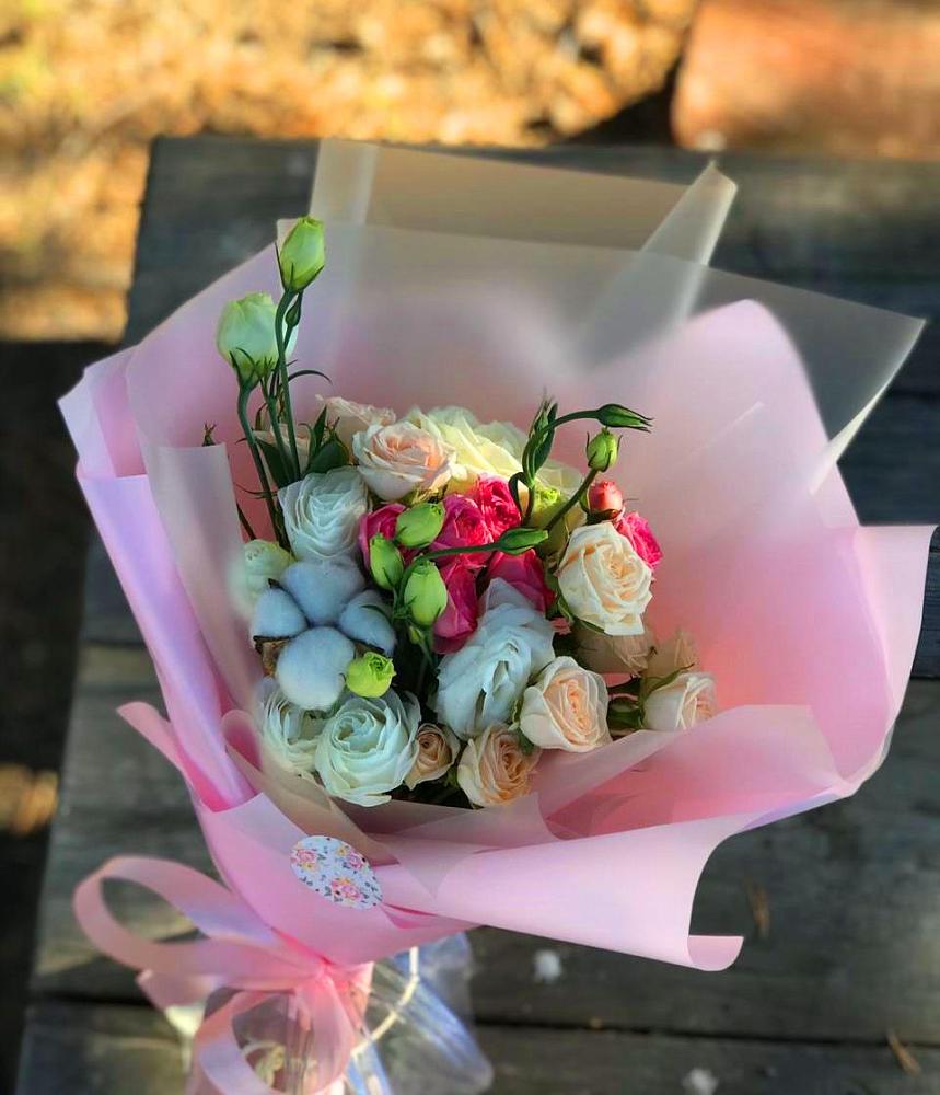 Букет цветов из: Розы и Лизиантусы в Новокасторное