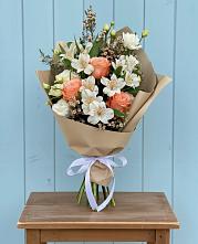 Букет цветов из:  Альстромерии, Лизиантусы, Розы и Хризантемы в Новокасторное