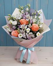 Букет цветов из:  Лизиантусы, Розы, Альстромерии и Гипсофила в Новокасторное