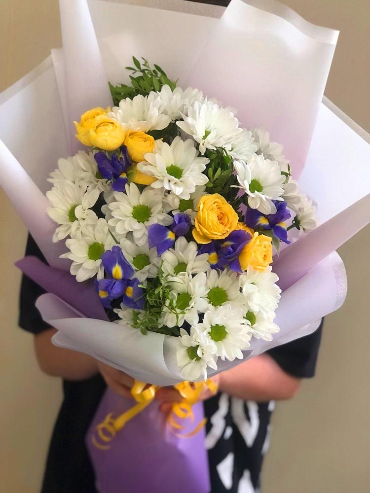 Букет цветов из: Ирисы, Хризантемы и Розы в Новокасторное