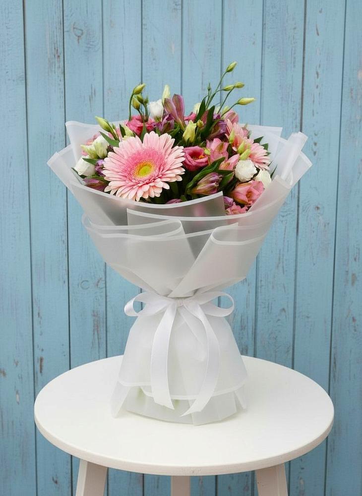 Букет цветов из: Герберы, Альстромерии и Лизиантусы в Новокасторное