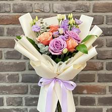 Букет цветов из:  Лизиантусы и Розы в Новокасторное