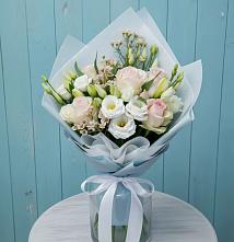 Букет цветов из:  Розы и Лизиантусы в Новокасторное