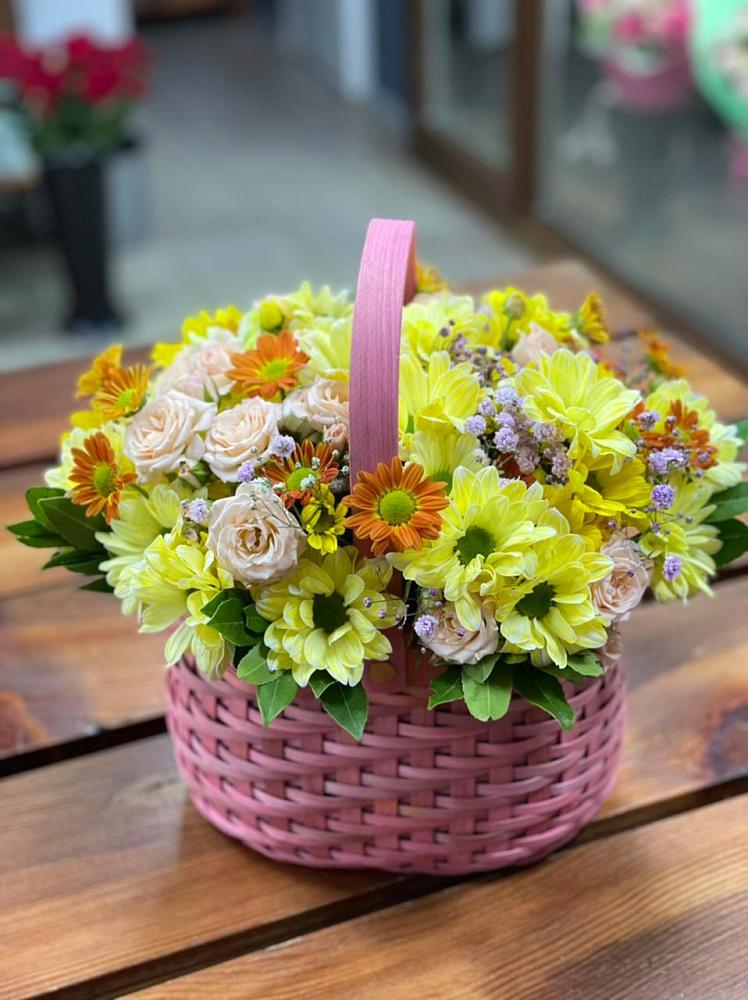 Цветочная композиция из Хризантемы и Розы в корзине в Новокасторное