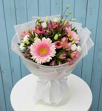 Букет цветов из:  Герберы, Альстромерии и Лизиантусы в Новокасторное