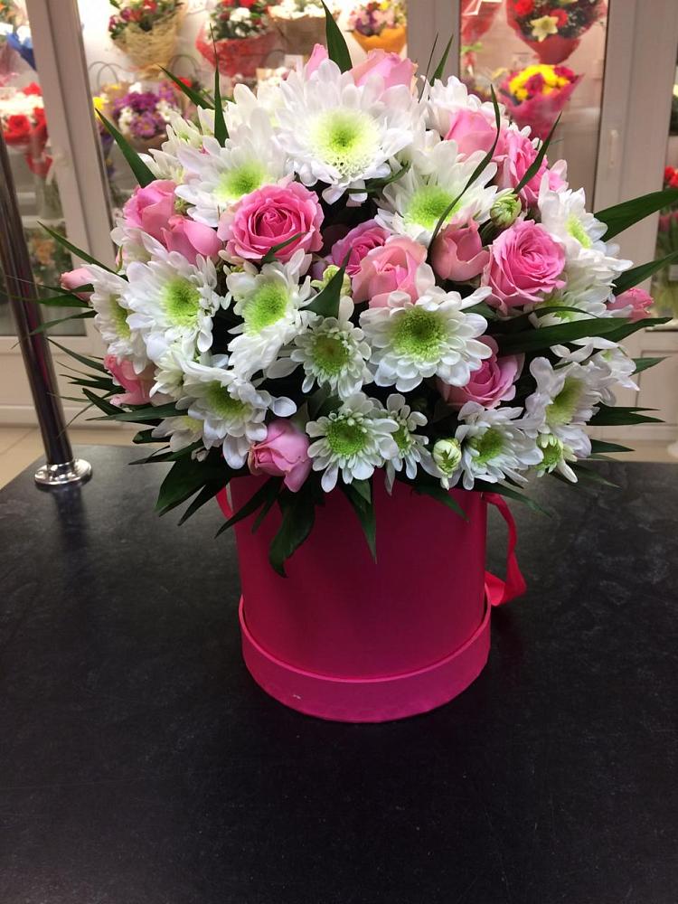 Цветочная композиция из Розы и Хризантемы в шляпной коробке в Новокасторное