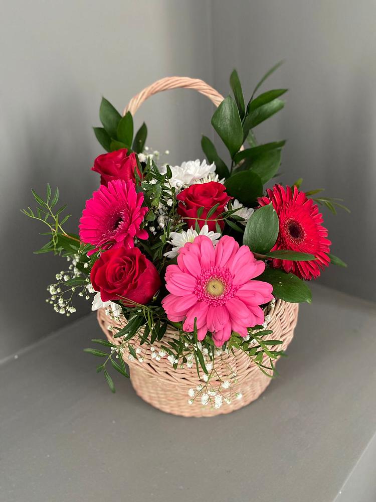 Цветочная композиция из Розы, Хризантемы и Герберы в корзине в Новокасторное