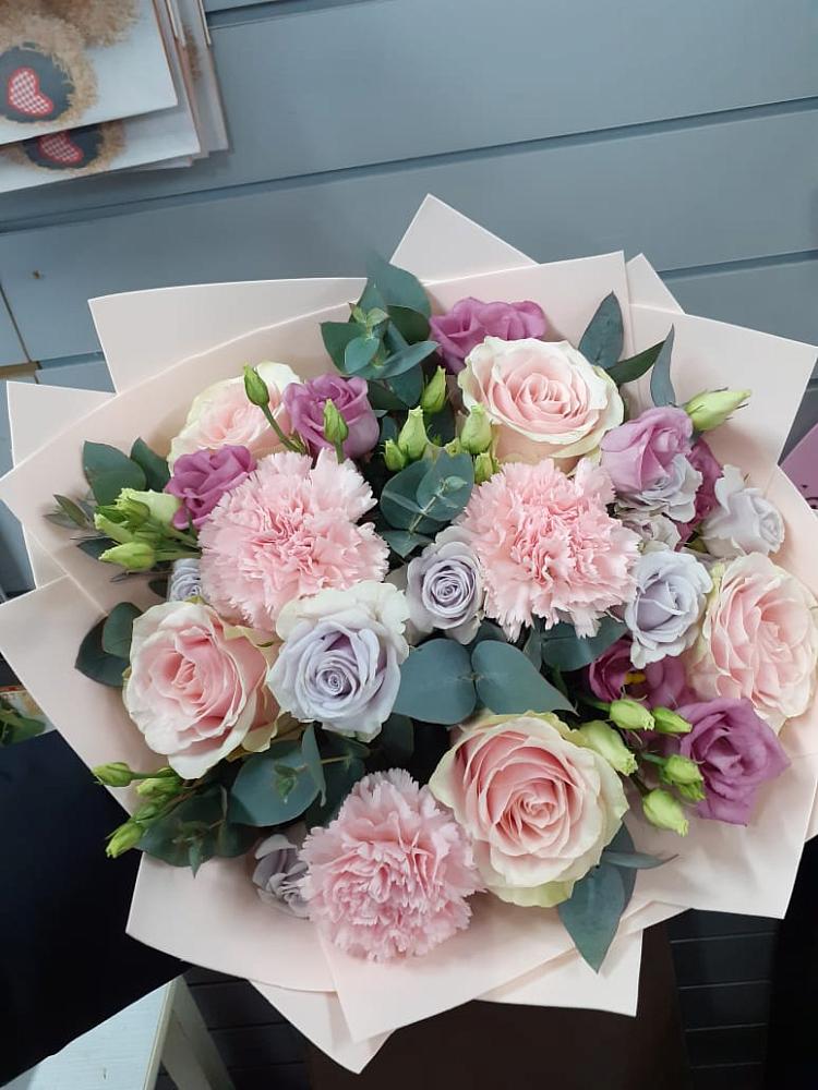 Букет цветов из: Розы, Гвоздики и Лизиантусы в Новокасторное