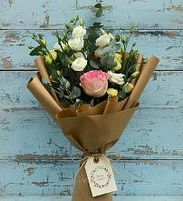 Букет цветов из:  Розы и Лизиантусы в Новокасторное