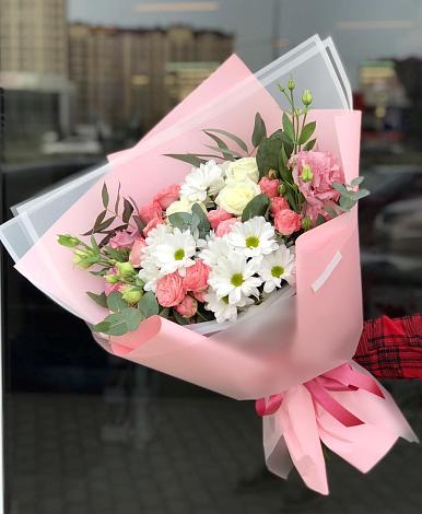 Букет цветов из: Розы, Лизиантусы и Хризантемы в Новокасторное