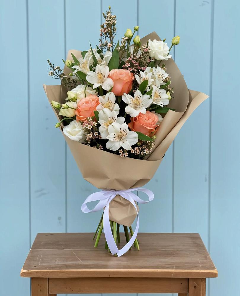 Букет цветов из: Альстромерии, Лизиантусы, Розы и Хризантемы в Новокасторное