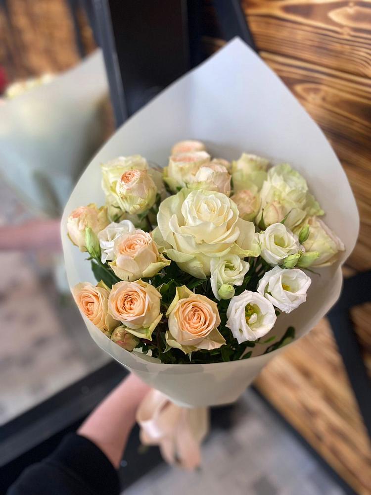 Букет цветов из: Розы и Лизиантусы в Новокасторное