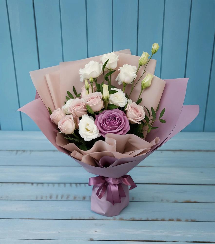 Букет цветов из: Розы и Лизиантусы в Новокасторное